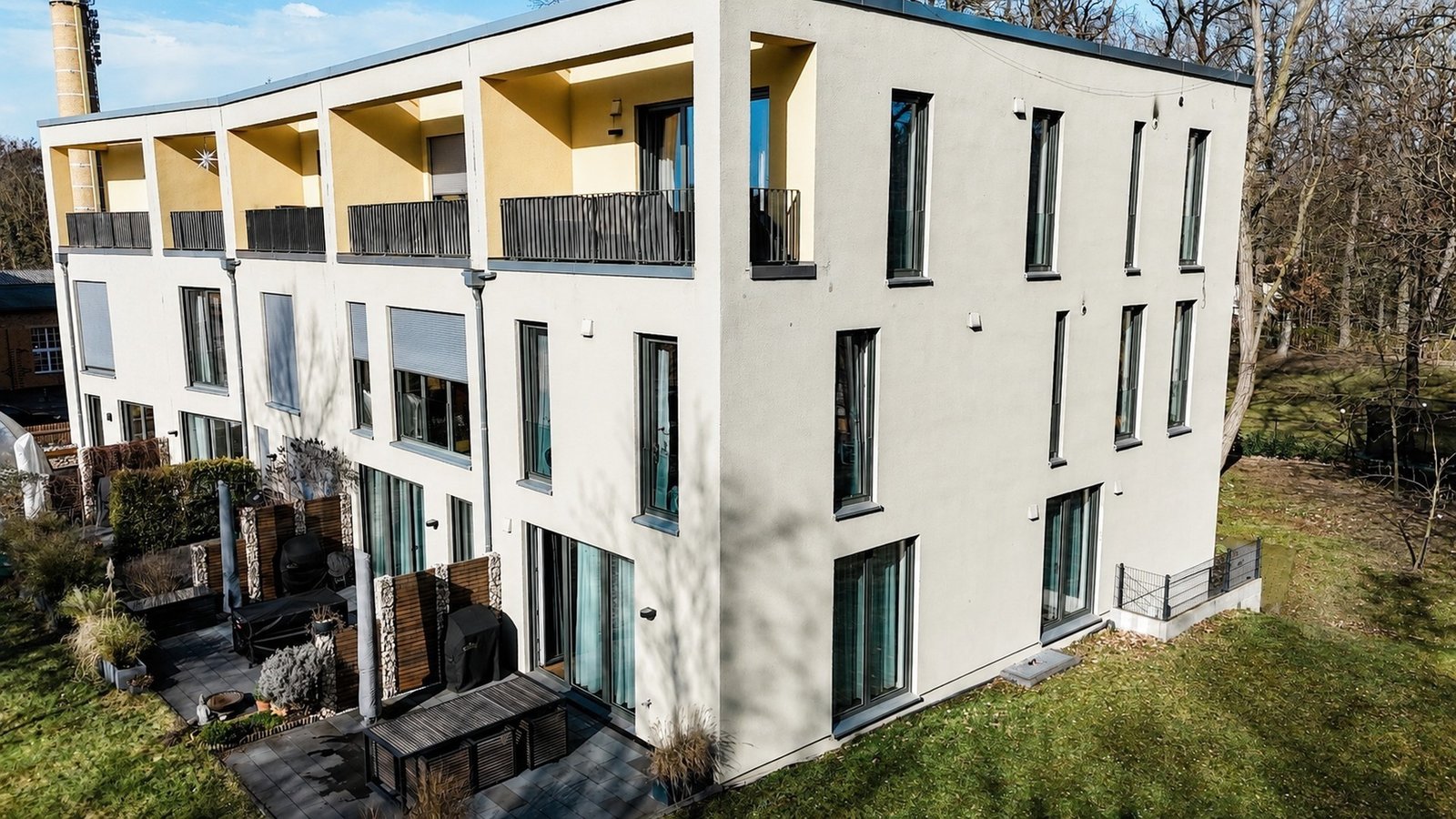 Light facade of the end-of-terrace house with south-facing terrace and loggia